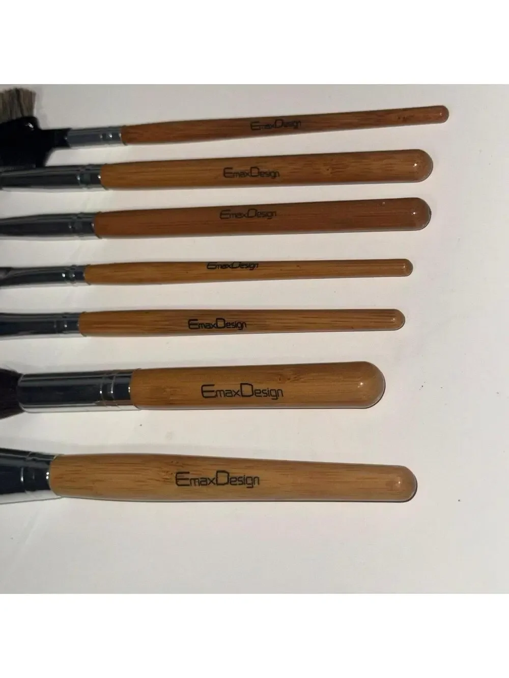 This EmaxDesign cosmetic brush set
